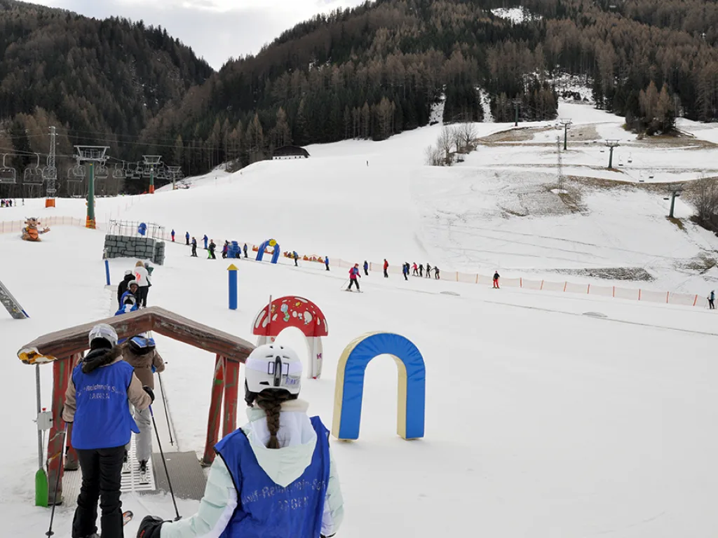 Blick über die Piste auf den Übungsparcours mit blauem Bogen.